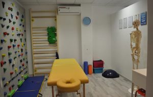 Zdjęcie przedstawiające wnętrze gabinetu fizjoterapeutycznego
