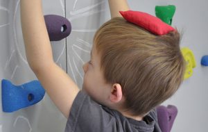 chłopiec z woreczkiem na głowie wykonuje ćwiczenia