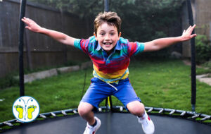 dziecka skaczące na trampolinie